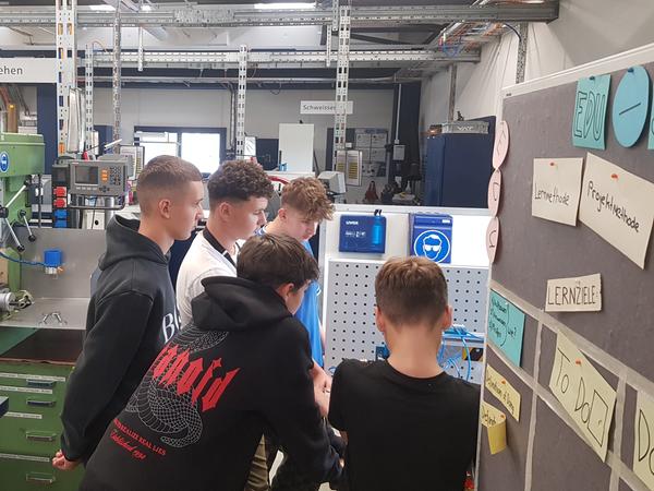 SuS schauen sich den Beruf Polymechaniker an