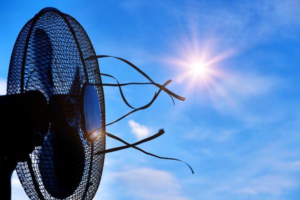 Ventilator mit Sonne im Hindergrund