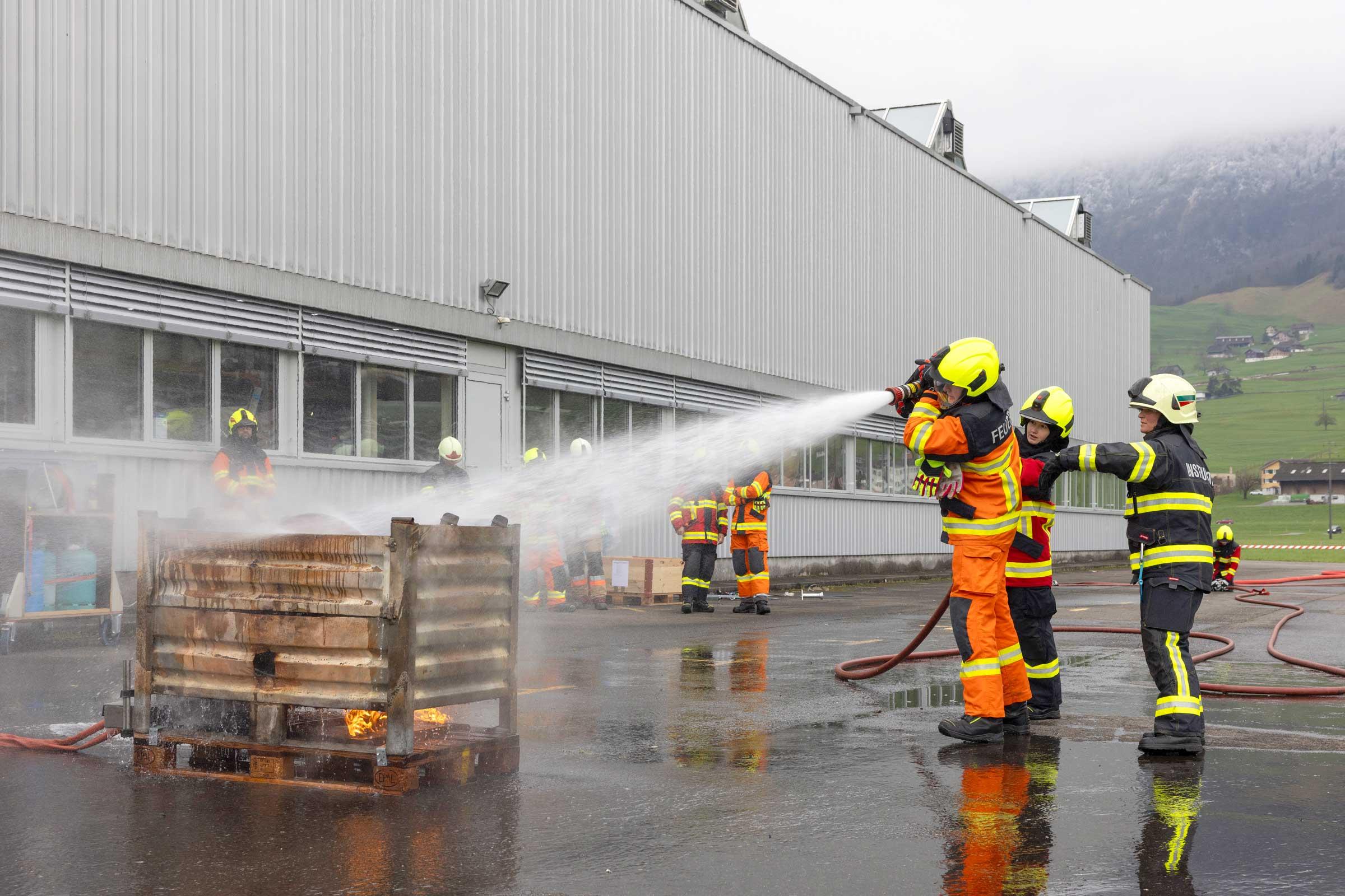 66 junge Feuerwehrleute aus Ob- und Nidwalden beginnen ihren Dienst am Kurs für Neueingeteilte in Stans.