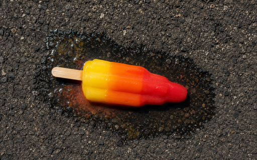 Schmelzendes Glace auf Asphalt.