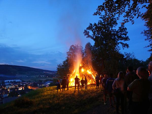 Ein Fake-Bild, passend zu unzähligen Nachrichten im Jahr 2018. Die Feier beim Feuer fiel 2018 der Trockenheit zum Opfer.