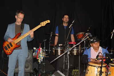 Die Band spielt
