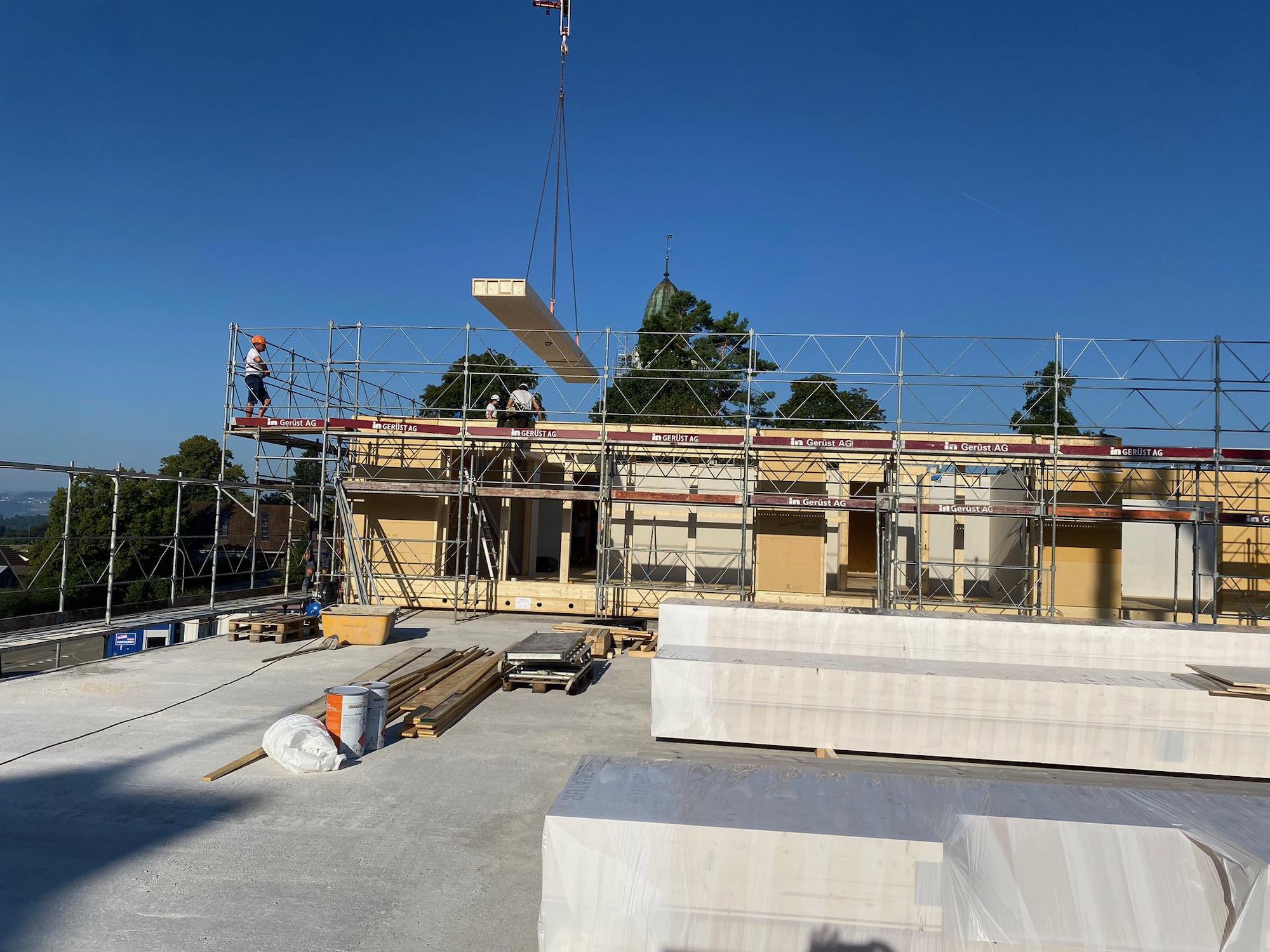 Baustelle am 22. August 23
Montage des Daches der Multifunktionszimmer.