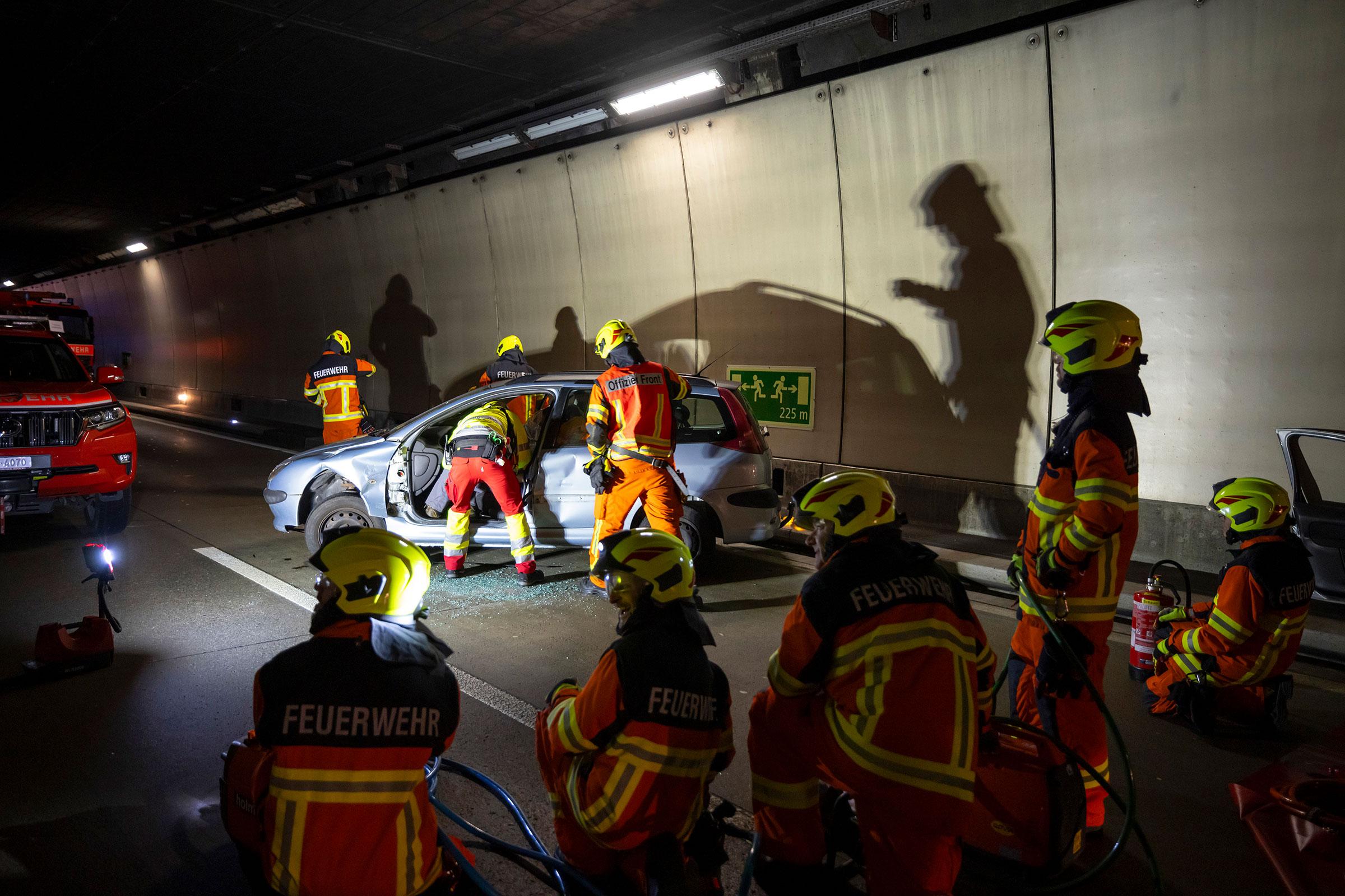 Einsatzübung im Seelisbergtunnel mit Beteiligung der Stützpunktfeuerwehr Altdorf, der Werkhoffeuerwehr Flüelen und dem Rettungsdienst.
