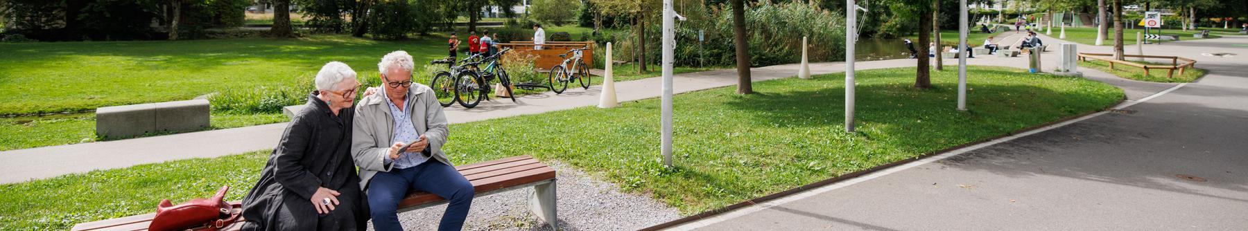 Ältere Menschen im Stadtpark
