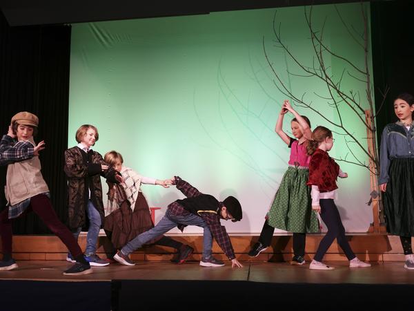 Theateraufführung Der Teufel mit den drei goldenen Haaren