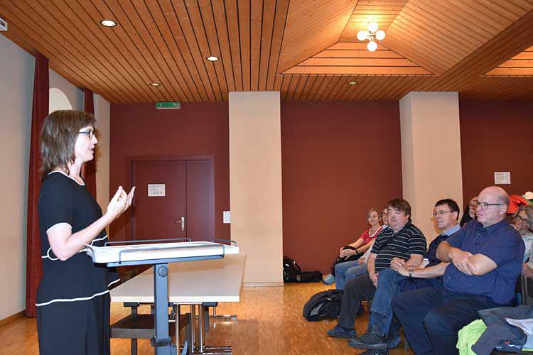 In Ilanz wurde die Churer Politikerinnen und Polikter von Gemeindepräsidentin Carmelia Maissen empfangen.