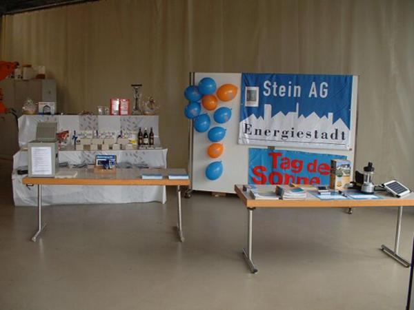 Der Stand der Energiekommission und der Gabentisch für den Wettbewerb sind bereit.