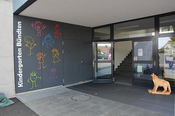 Der neugestaltete Eingang zum erweiterten Kindergarten Bündten.