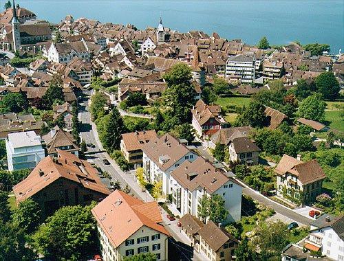 Im Süden der Stadt Zug öffnet sich dem Besucher die Altstadt  ein intaktes und und in sich geschlossenes Gebilde. Der Zytturm ragt als Wahrzeichen der Stadt Zug heraus. Blick von der Aegeristrasse in Richtung Kolinplatz.