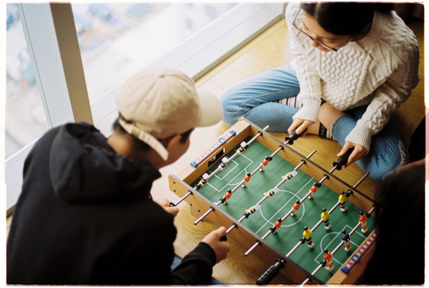 zwei Jugendliche beim Tischfussballspiel