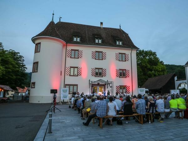 Landsgemeinde vor dem Schlössli.