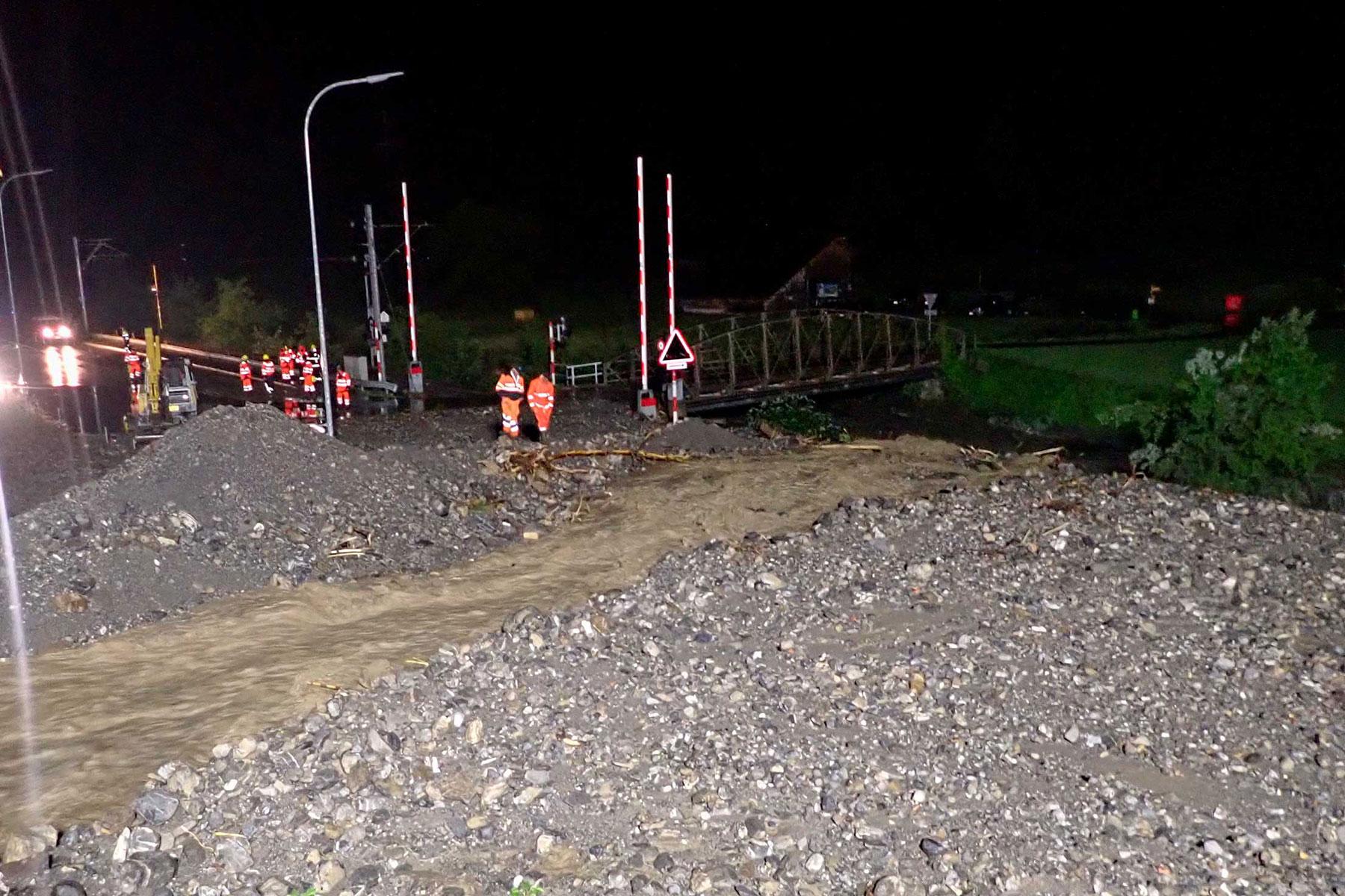Die Fachgruppe Bahnerdung unterstützt die Feuerwehren Wolfenschiessen und Engelberg nach Erdrutschen im Gebiet Parketterie.