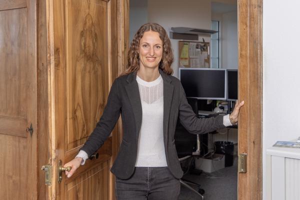 Barbara Darani Umweltschutzbeauftragte steht in der Tür zum Büro