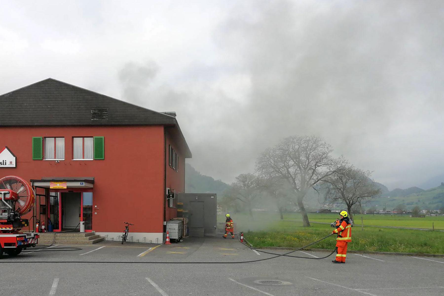 Die ganze Feuerwehr wird aufgeboten und kann ein Feuer im Keller des Restaurants Allmendhuisli rasch unter Kontrolle bringen und löschen.