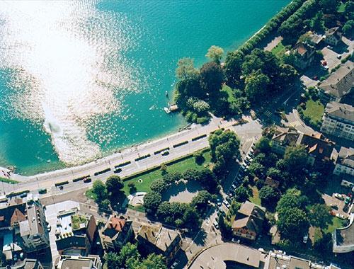 Am 5. Juli 1887 stürzten in der Vorstadt mehrere Häuser in den See. Elf Menschen starben, und ein für die damalige Zeit unermesslich hoher Schaden entstand. Die durch diese Katstrophe geschaffene Situation wird aus der Luft besonders gut veranschaulicht. Bereits 1435 versank ein Teil der Stadt Zug in den See.