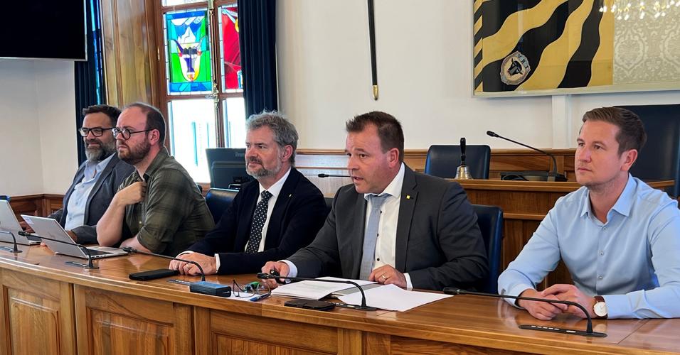 Sie informierten: (von links) David Zurfluh, Leza Aschwanden, die Regierungsräte Georg Simmen und Christian Arnold sowie Camillo Omlin. 