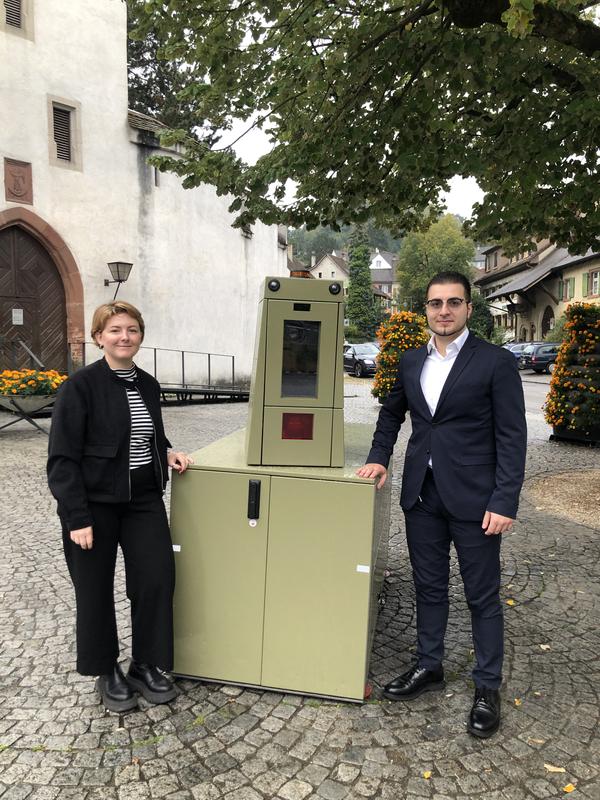 Gemeinderätin Salome Lüdi, Vorsteherin Departement Umwelt und Sicherheit, und Simone Tuccio, Leiter Gemeindepolizei, freuen sich, dass die neue Radaranlage nun in Betrieb gehen kann.