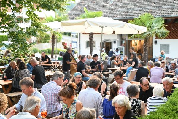 Die Thalwiler Kulturtage bringen Menschen zusammen, wie hier auf dem Pfistergut an den Kulturtagen im Juni 2023.