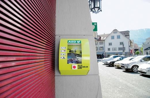 Defibrillator-Gerät beim Spritzenhaus Sarnen
