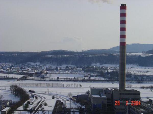Auf fast gleicher Höhe mit dem Hochkamin.
