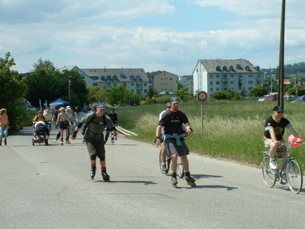 Skater, Fahrradfahrer, Rollstuhlfahrer, Pferdekutschen und Fussgänger haben die Strassen für einmal für sich alleine.

