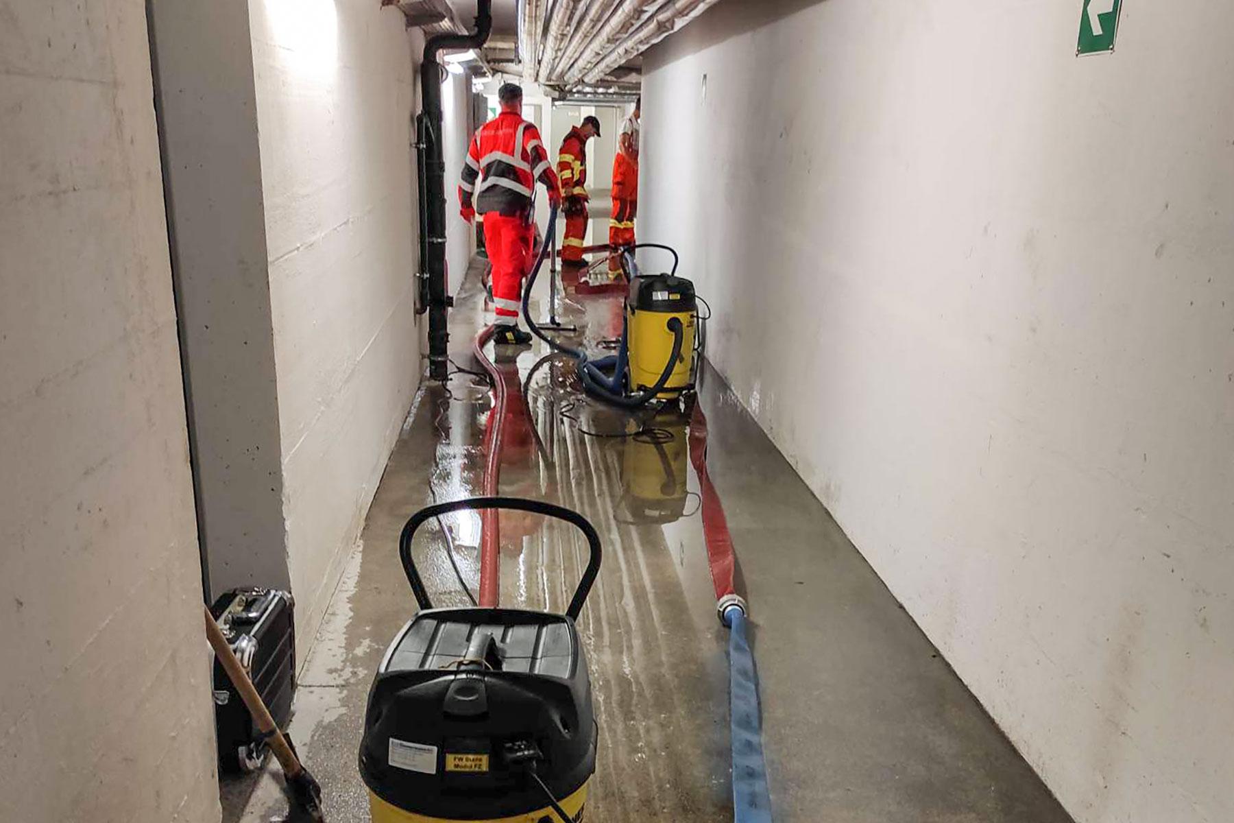 Das Ersteinsatzelement 1 steht nach einem Rohrbruch im Turmatthof zum Einsatz.