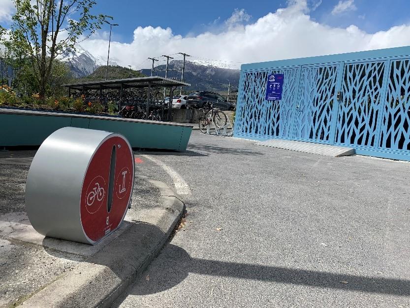Pompe à vélo devant la vélostation (mai 2021)