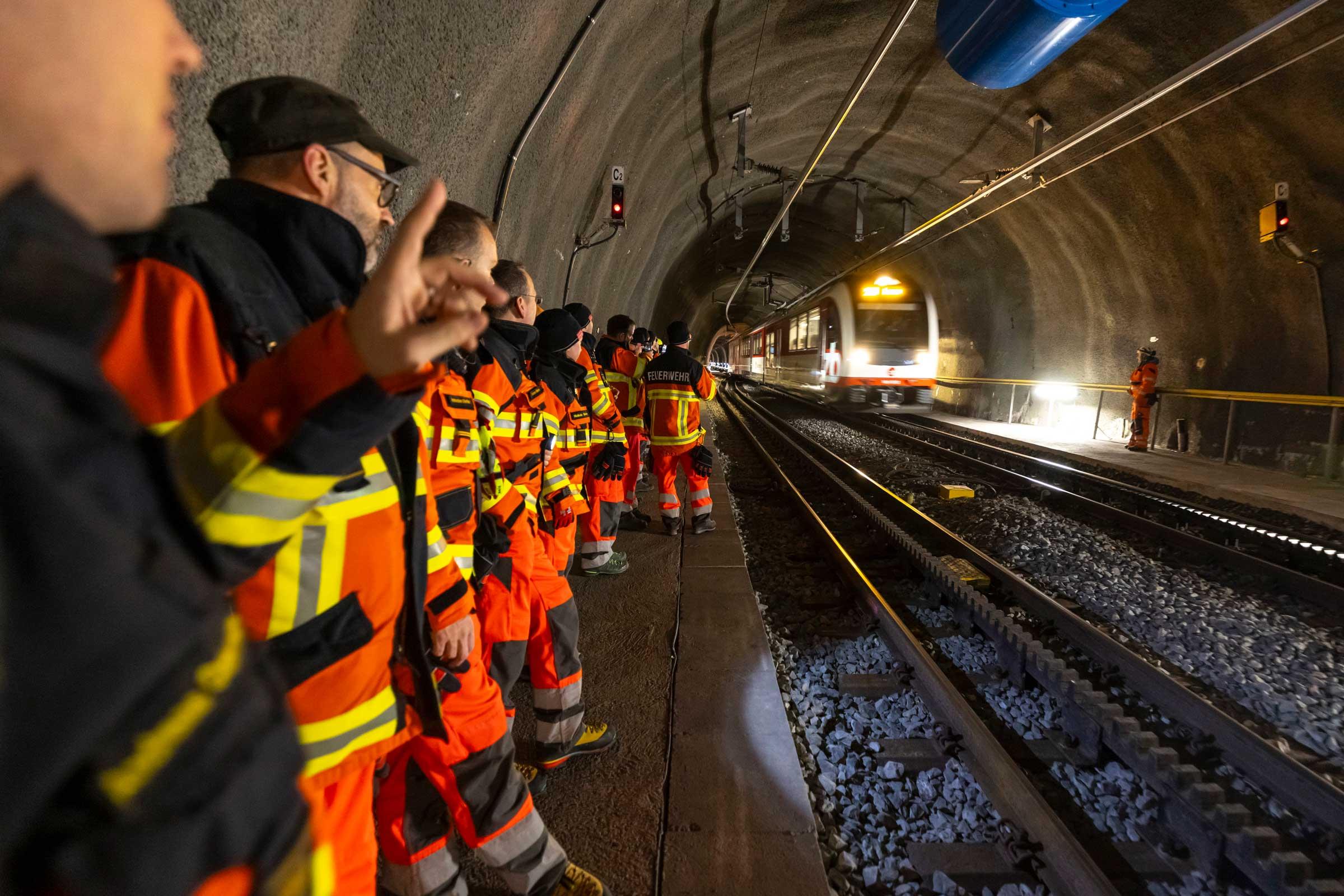 Die Gruppe Atemschutz UVA (unterirdische Verkehrsanlagen) besichtigt den Tunnel Engelberg der Zentralbahn.
