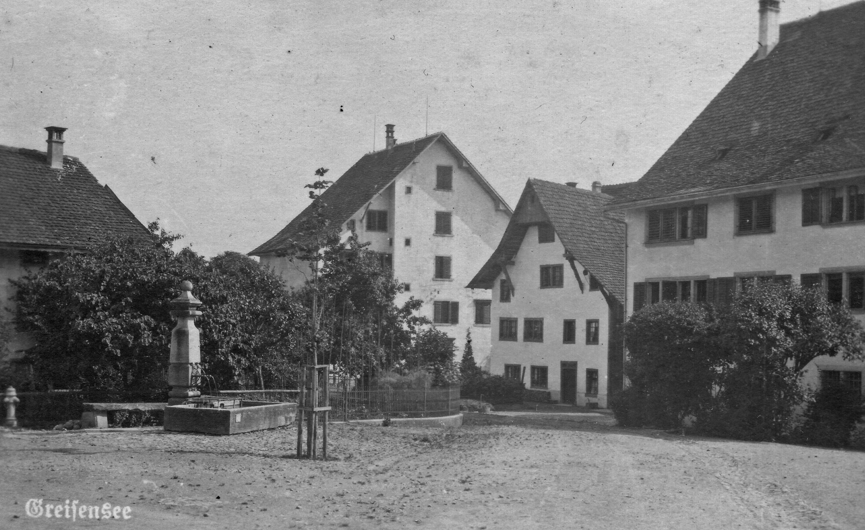Eine weitere Aufnahme des Meisterhauses (Bildmitte), rechts davon die «Alte Post» und das Pfarrhaus  beide seinerzeit mit verputztem Fachwerk, das heute wieder sichtbar ist.