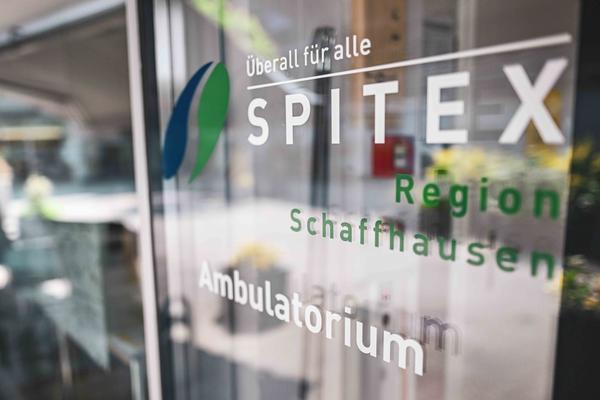 Pflegefachfrau im Büro
