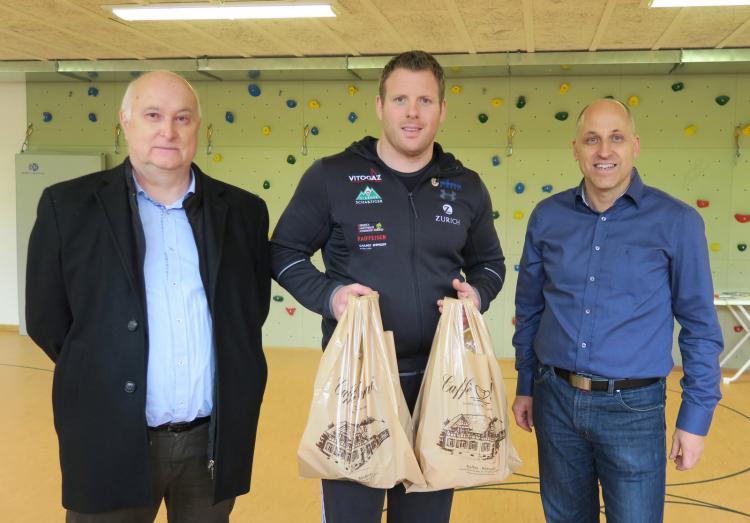 Matthias Glarner zusammen mit Jürg Hässig, Schulpfleger und Iso Kalchofner, Schulleiter