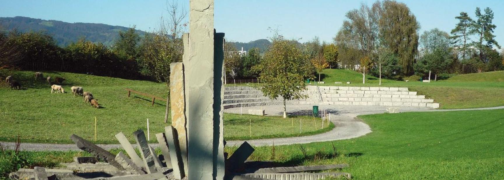 Rheinauenpark mit Statue