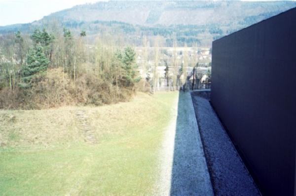 Das Hochregallager, welches trotz seiner ausserordentlichen Grösse gut in die Landschaft eingepasst ist. Das automatisierte Lager hat eine Kapazität von 30`000 Paletten.
