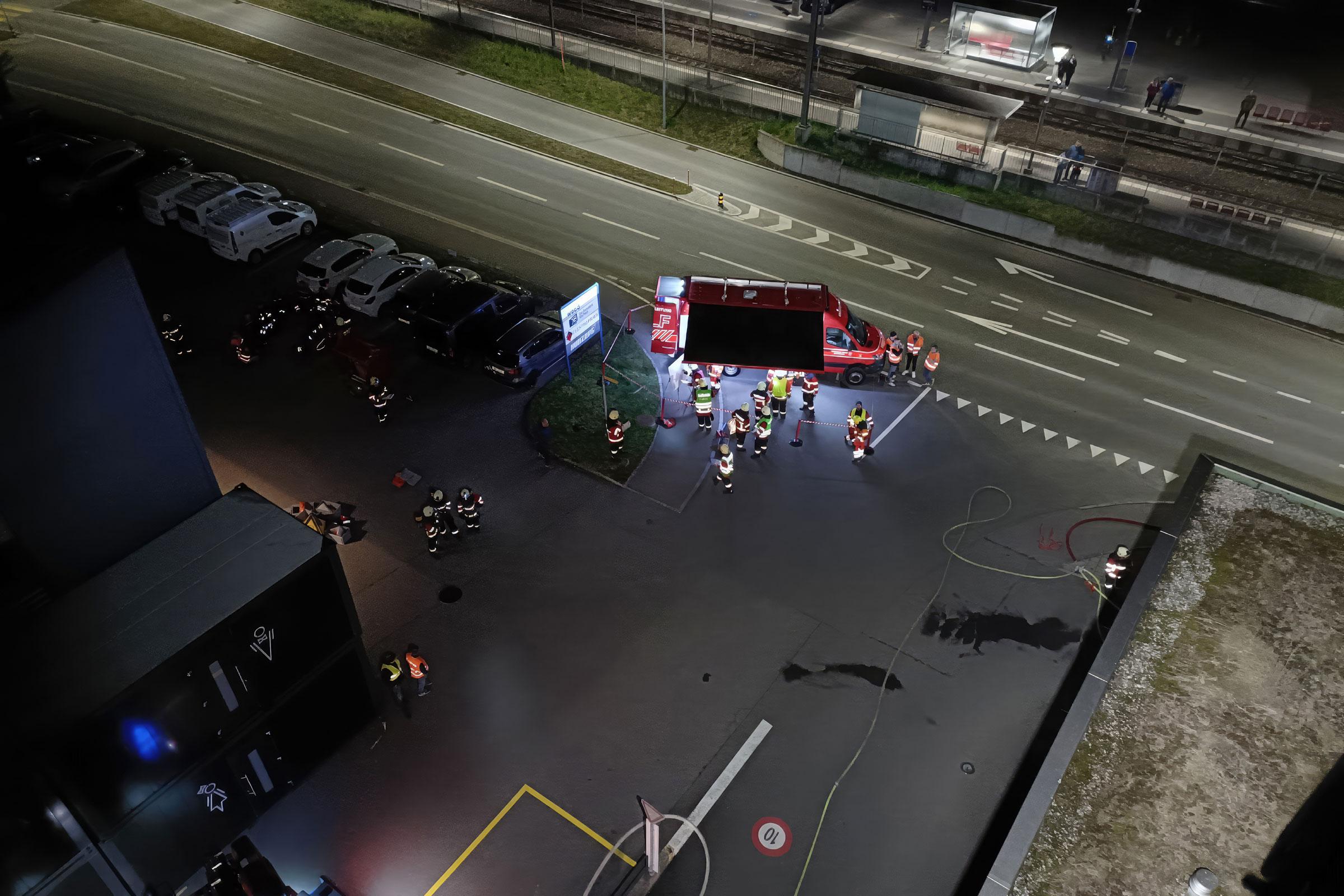 An einer Einsatzübung der Feuerwehr Dallenwil nimmt die Feuerwehr Stans mit den Stützpunktgeräten teil. Im Bild das Einsatzleitfahrzeug.