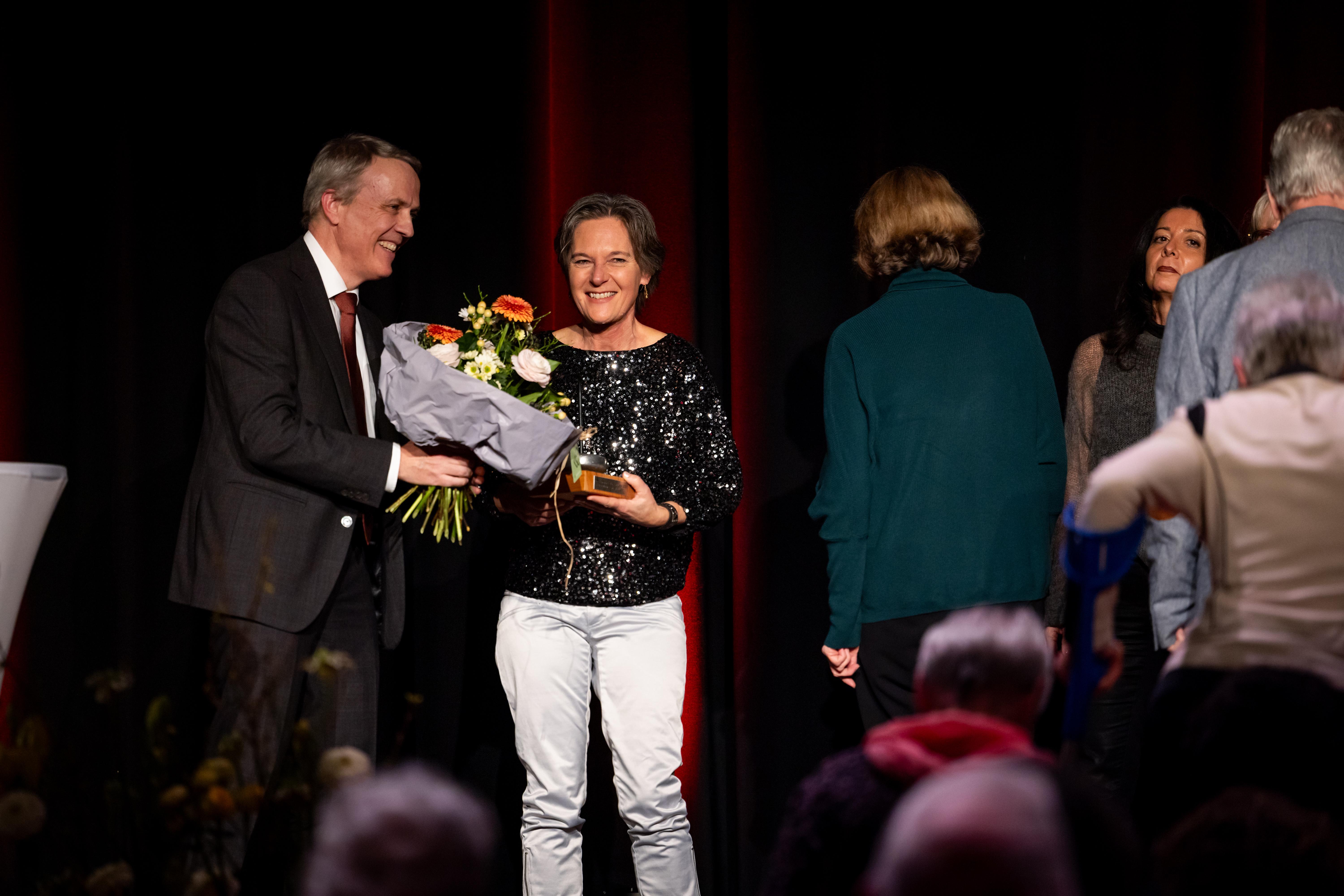 Stadtrat Cla Famos und Leiterin des Freiwilligen-Teams des Spitals