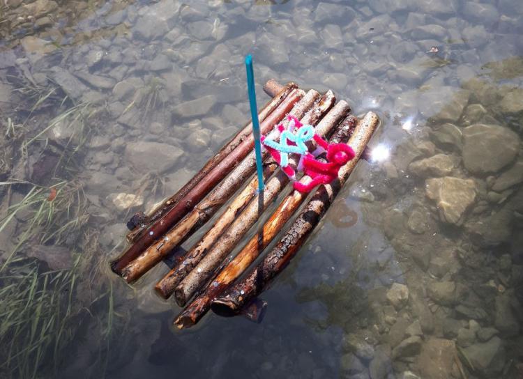 Nachdem jedes Kind im TTG ein selber geplantes Floss aus verschiedenen Materialien gebaut hat, war nun der spannende Moment gekommen: Welche Flösse schwimmen auf dem Wasser?