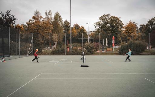 Zwei Jungs spielen Pickleball im Rossmoos.