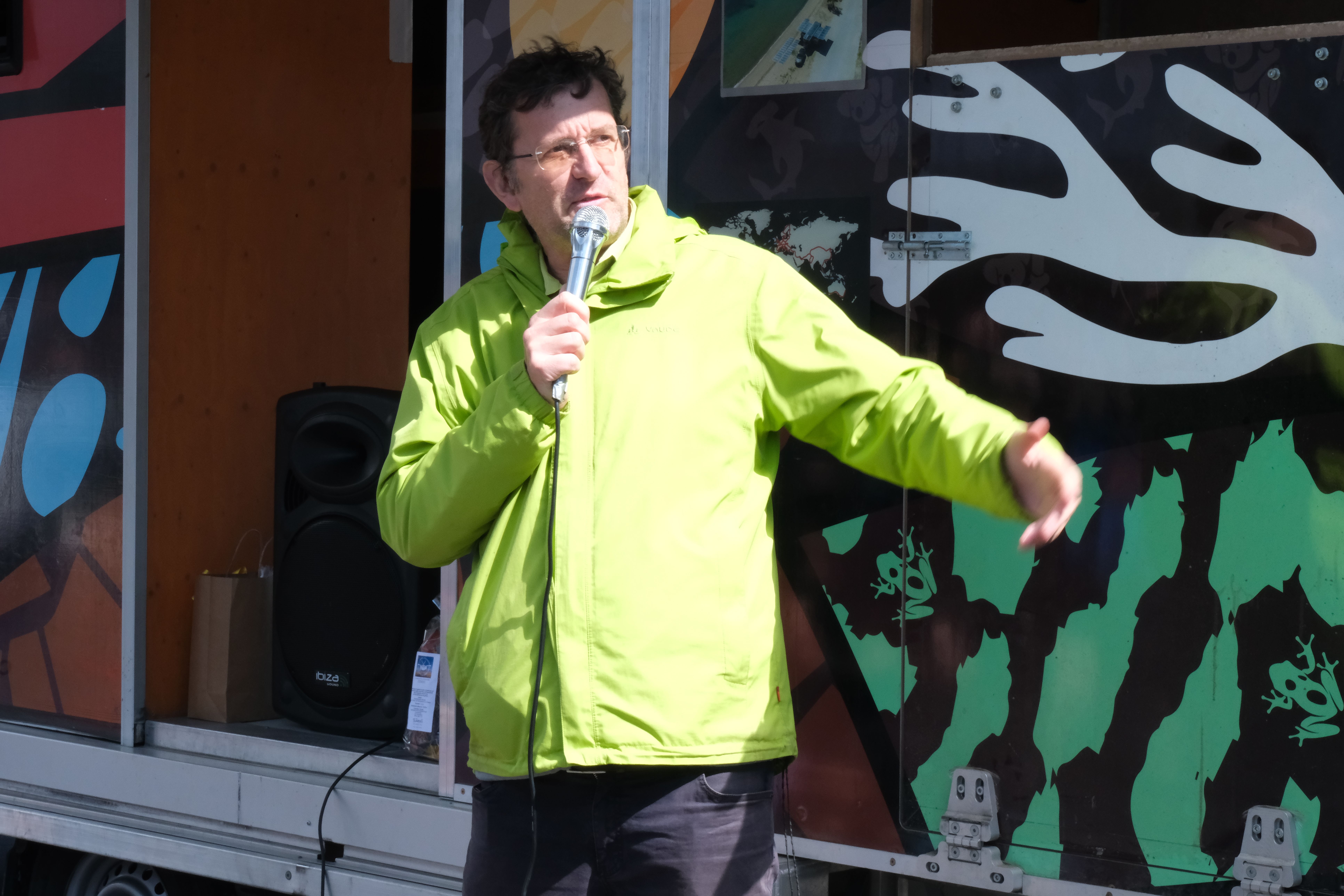 Louis Palmer, Pionier in Sachen Solarenergie, begrüsst die Bevölkerung vor dem SolarButterfly.