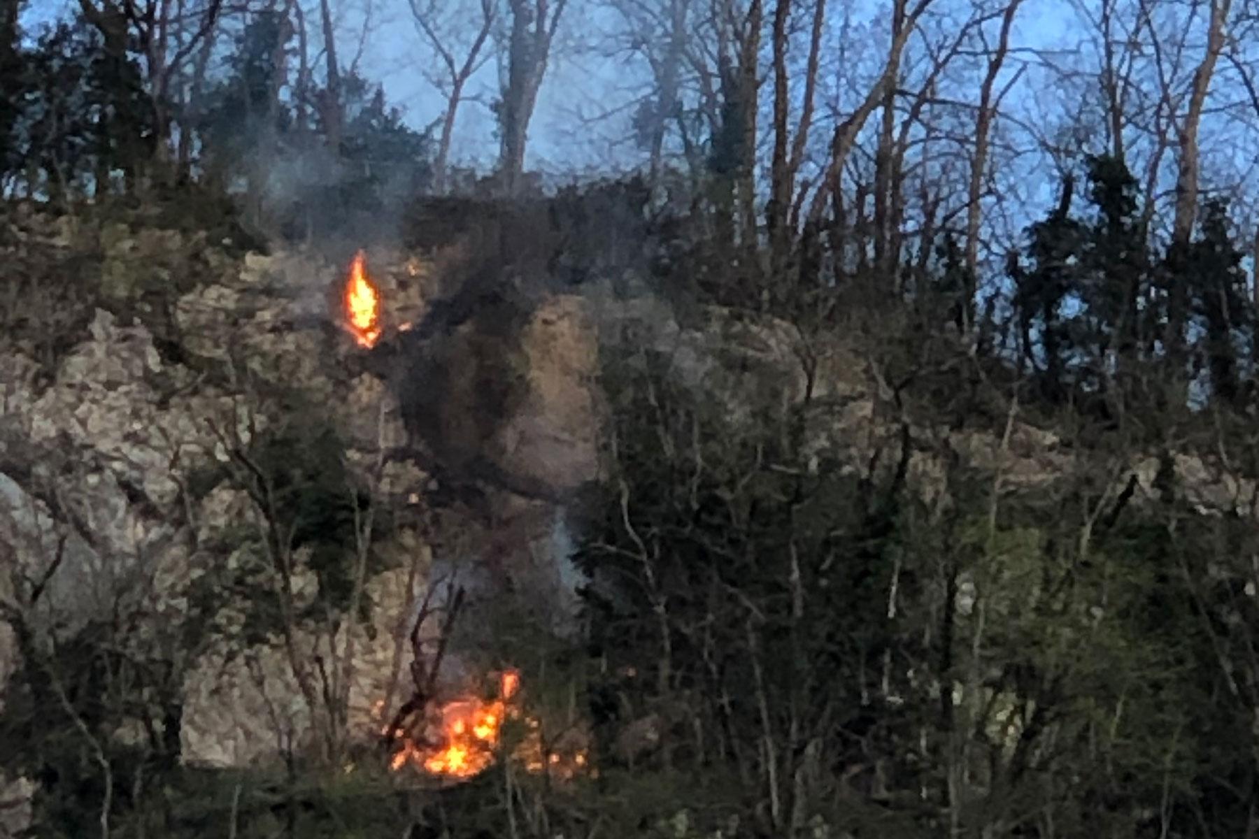 Die ADL-Gruppe unterstützt die Feuerwehr Stansstad bei einem Waldbrand in Obbürgen.