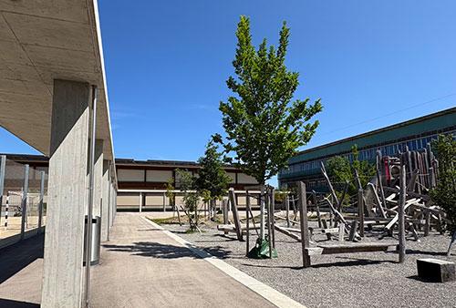 Spezialtrakt und Spielplatz der Schulanlage Altikofen.