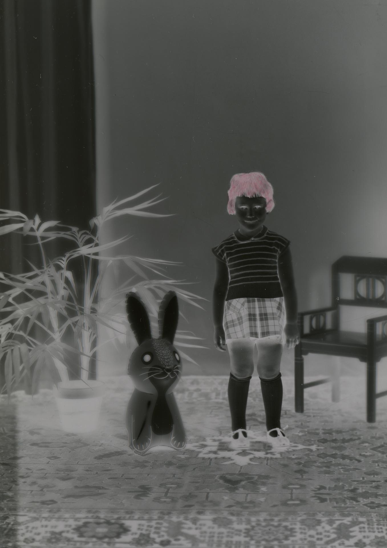 Reproduktion eines
Kunststoffnegativs. Studioaufnahme eines
Kindes mit Plüschtier. Die Haare des Jungen
wurden retuschiert. (StadtAC, N 116.40309,
Foto Walter Götz, 1968).