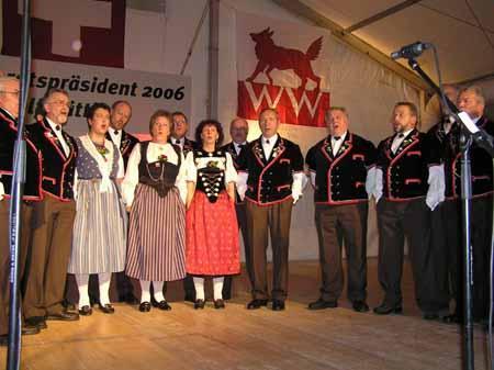 Die Wolfwiler Vereine steuern ein abwechslungsreiches Programm bei.
Der Jodlerklub eröffnet dieses mit seinen Liedern.