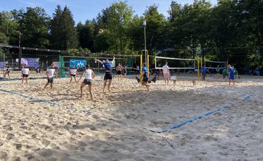 Ein hart umkämpftes Spiel auf der Beachvolleyballanlage.