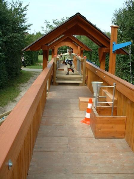 Eine tolle Brücke steht da in Stein.
