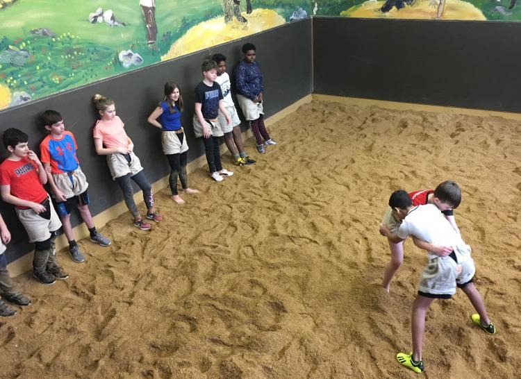 Wir gingen am Dienstag Nachmittag, 12.3.19, um 13:30 Uhr im Sälischulhaus schwingen, mit Gregor: 
Wir haben uns am Anfang ein bisschen gedehnt, dann angefangen in zweier Gruppen zu schwingen. Am Anfang war das schwierig, dann war es einfach. Es war auch lustig wie man auf den Boden gefallen ist. 
Etwa um 14:30 Uhr haben wir ein Turnier gemacht: Jeriel hat mit 5 Siegen gewonnen. 
Dann mussten wir leider wieder nach Hause

Abiram
