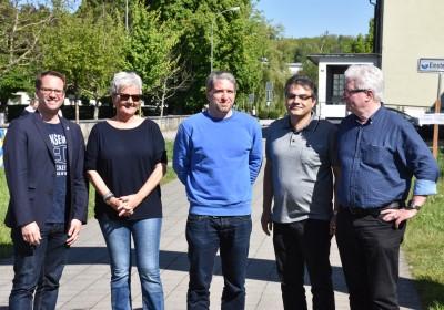 «Zäme bewege» - Das Motto zum diesjährigen «langenthal.bewegt» ist gut angekommen. Bereits am ersten Tag sind zahlreiche Gruppen zum gemeinsamen Minuten-Sammeln im Event-Zentrum «Kreuzfeld» angetreten. Selbstverständlich sind aber auch Einzelpersonen und individuelle Bewegungs-Aktionen jederzeit willkommen. Das Resultat der ersten 5 Stunden von «langenthal.bewegt» 2017 = 23'754 Bewegungsminuten. Zum Resultat vom Vorjahr fehlen somit noch rund 180'000 Minuten. Das schaffen wir!

Gruppen-Selfies finden Beachtung - Die Idee, von jeder Gruppe beim Antreten ein Foto zu schiessen und auf einen Grossbildschirm zu laden, kommt bei den Leuten gut an. Immer wieder werden die endlos abgespielten Bilder betrachtet und natürlich nehmen alle registrierten Gruppen am speziellen Wettbewerb teil.

Als erste unterwegs  Bereits am Vormittag ist die Klasse von Lehrer Hans Hofer zu einer ausgiebigen Bike-Tour gestartet. 24 Schüler/innen und ihr Lehrer waren zusammen viereinhalb Stunden unterwegs und haben so als Gruppe fast 7'000 Bewegungsminuten gesammelt. Bravo!

Aktive Stadtregierung  5 von 7 Gemeinderäten sind am späten Nachmittag auf den Fuss-Trail gegangen. Mit dabei Stadtpräsident, Vizestadtpräsident und  eigentlich fast von Amtes wegen  die Sportministerin. Während einer guten Stunde haben auch die Magistraten mit Bewegungsminuten zum Ergebnis beigetragen.

Die «wilden» Biker aus Aarwangen  Alle Jahre dabei sind auch die sportlichen Fahrer des Bike-Teams Muemetu. Mit ihren Hightech-Bikes und im einheitlichen Renndress waren sie bereits am ersten Tag nicht nur schnell, sondern auch lang unterwegs.

Qi Gong und Tai Chi Chuen  Völlig neue Bewegungsgefühle vermittelt Ralph Juchli mit seinen fernöstlichen Bewegungskünsten. Erfreulich viele Interessierte liessen sich von ihm in die Geheimnisse dieser hierzulande noch wenig bekannten Bewegungsformen einweihen. Aktiv mit dabei sogar die Berichterstatterin des «Tägus»; da sind wir gespannt auf die Live-Reportage.

Beliebte Angebote  Nach wie vor erleben die wiederum abwechslungsreich ausgeschilderten Trails für Läufer, Jogger, Walker und Wanderer einen guten Zuspruch. Immer mehr Leute sind aber auch per Bike unterwegs. Und auf dem «Kreuzfeld» selber wird natürlich  wie überall, wenn der Nachwuchs dabei ist  eifrig Fussball gespielt. Die Streetsoccer-Anlage ist jedenfalls permanent besetzt.

Die grössten Gruppen am ersten Tag waren die Boys vom Schülertraining der LVL mit über 30 Teilnehmenden, gleich zwei Junioren-Teams des FCL, die Radfahrergruppe der Pro Senectute und natürlich die eingangs erwähnte Schulklasse von Hans Hofer.
