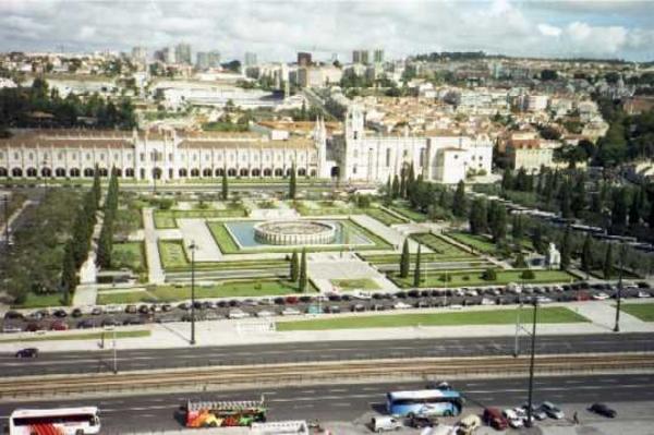 Panorama der Stadt mit dem Hieronymitenkloster im Vordergrund. Aufgenommen vom 53 Meter hohen Monument "Padrão dos Descombrimentos".
