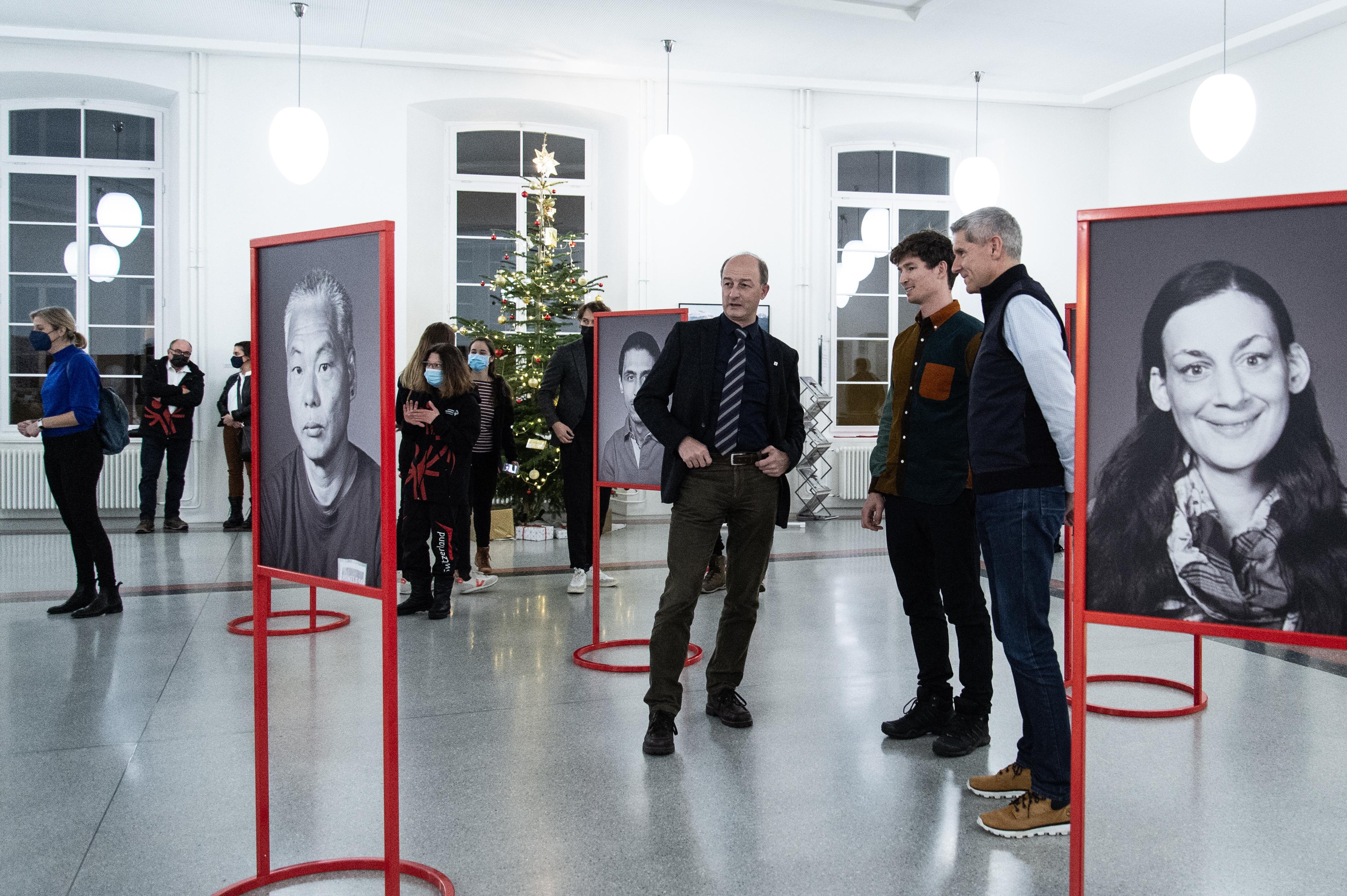 Gäste anlässlich der Vernissage für die Ausstellung „Iouri Podladtchikov für Special Olympics“, am 3. Dezember 2021 in Chur. Die Wanderausstellung zeigt auch Bilder von Bruno Augsburger. (WeArePepper/Sebastian Schneider)