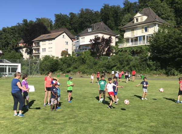 Kider beim Fussball spielen